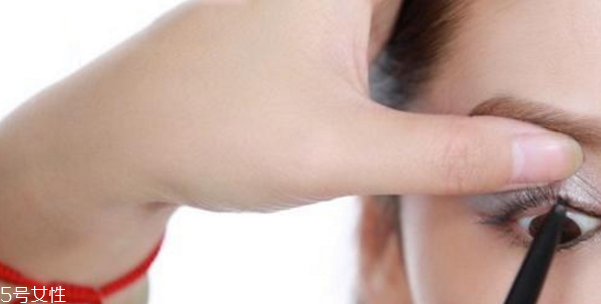 原宿妝怎么化 日系復(fù)古紅唇小惡魔妝容 原宿妝怎么化 日系復(fù)古紅唇小惡魔妝容