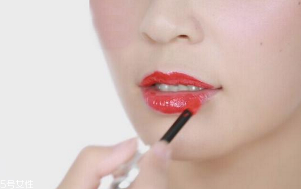 原宿妝怎么化 日系復(fù)古紅唇小惡魔妝容 原宿妝怎么化 日系復(fù)古紅唇小惡魔妝容