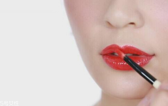 原宿妝怎么化 日系復(fù)古紅唇小惡魔妝容 原宿妝怎么化 日系復(fù)古紅唇小惡魔妝容