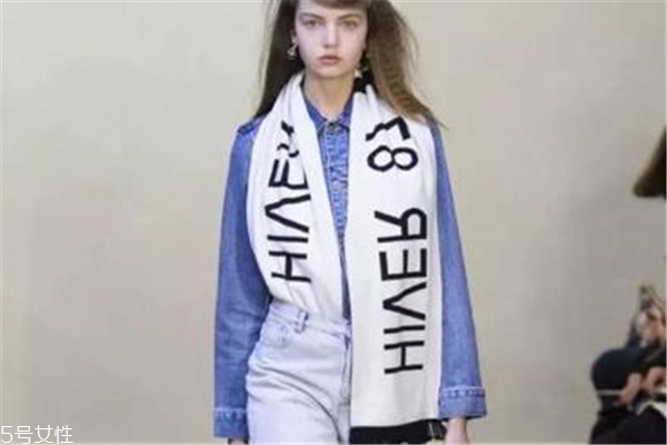 2018年流行什么圍巾 冬裝的點(diǎn)睛之筆 2018年流行什么圍巾 冬裝的點(diǎn)睛之筆