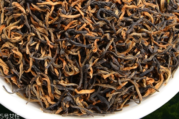 紅茶為什么是紅色的 因?yàn)槭侨l(fā)酵茶 紅茶為什么是紅色的 因?yàn)槭侨l(fā)酵茶