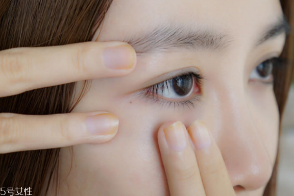 用了眼霜眼角皺紋變多怎么辦 3個方法解除煩惱 用了眼霜眼角皺紋變多怎么辦 3個方法解除煩惱