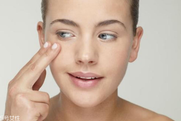 用了眼霜眼角皺紋變多怎么辦 3個方法解除煩惱 用了眼霜眼角皺紋變多怎么辦 3個方法解除煩惱