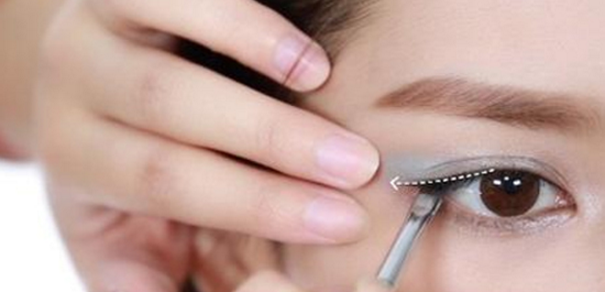 原宿妝怎么化 日系復(fù)古紅唇小惡魔妝容 原宿妝怎么化 日系復(fù)古紅唇小惡魔妝容