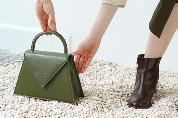 皮包有褶皺怎么辦 輕松修復(fù)變形包包 皮包有褶皺怎么辦 輕松修復(fù)變形包包