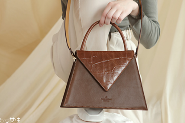 皮包上的油漆怎么去除 教你輕松應(yīng)對(duì) 皮包上的油漆怎么去除 教你輕松應(yīng)對(duì)