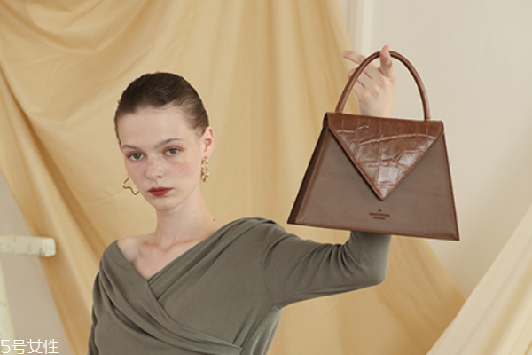 皮包上的油漆怎么去除 教你輕松應(yīng)對(duì) 皮包上的油漆怎么去除 教你輕松應(yīng)對(duì)