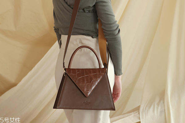 皮包上的油漆怎么去除 教你輕松應(yīng)對(duì) 皮包上的油漆怎么去除 教你輕松應(yīng)對(duì)