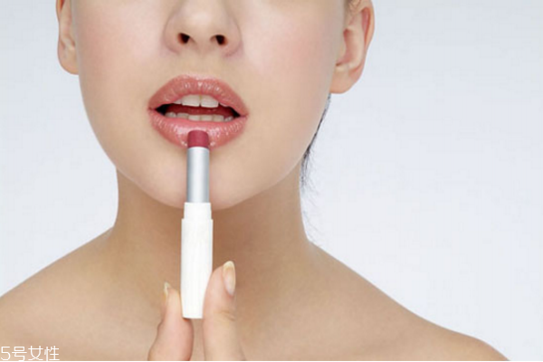 擦口紅起皮怎么辦 拯救干裂雙唇 擦口紅起皮怎么辦 拯救干裂雙唇