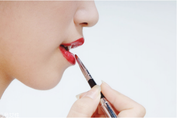 擦口紅起皮怎么辦 拯救干裂雙唇 擦口紅起皮怎么辦 拯救干裂雙唇