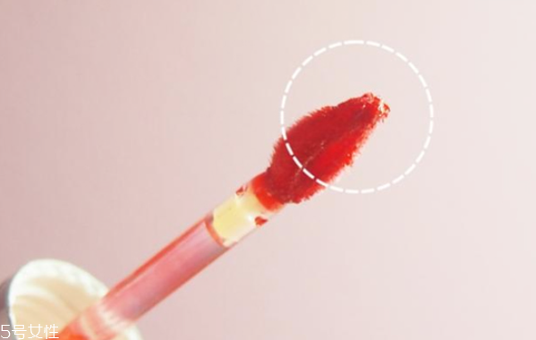 皮膚黑唇色深適合什么顏色的口紅 這些口紅你還沒買 皮膚黑唇色深適合什么顏色的口紅 這些口紅你還沒買