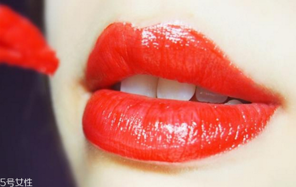 皮膚黑唇色深適合什么顏色的口紅 這些口紅你還沒買 皮膚黑唇色深適合什么顏色的口紅 這些口紅你還沒買
