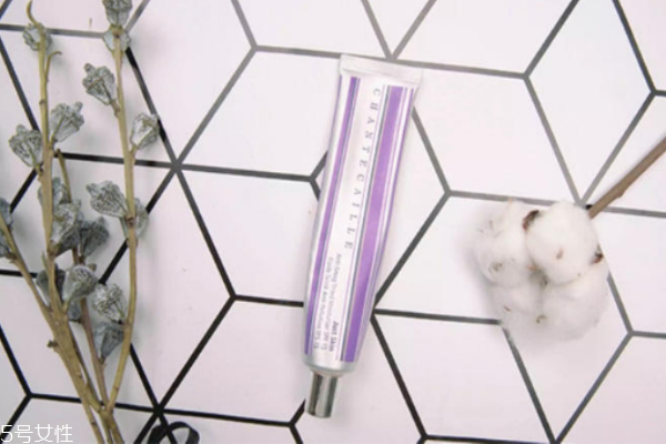 隔離霜和妝前乳一樣嗎 兩者是不能相提并論 隔離霜和妝前乳一樣嗎 兩者是不能相提并論