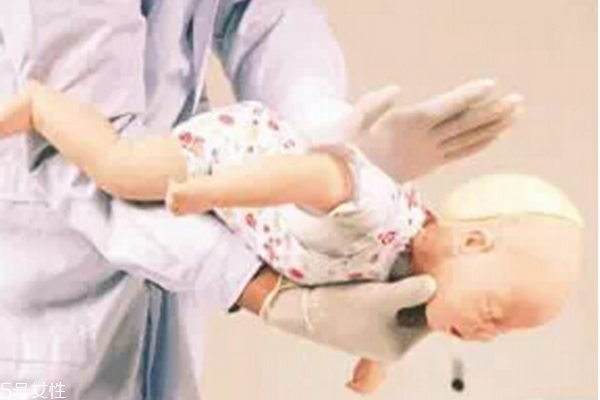 寶寶把口香糖吞下去了怎么辦 寶寶噎著急救方法 寶寶把口香糖吞下去了怎么辦 寶寶噎著急救方法