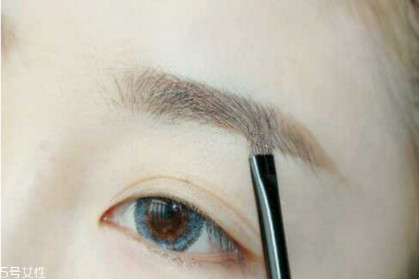 萬圣節(jié)妝容教程 創(chuàng)意彩妝吸血鬼妝容 萬圣節(jié)妝容教程 創(chuàng)意彩妝吸血鬼妝容