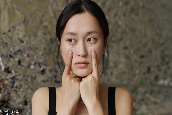 萬圣節(jié)妝容教程 創(chuàng)意彩妝吸血鬼妝容 萬圣節(jié)妝容教程 創(chuàng)意彩妝吸血鬼妝容