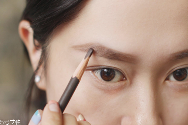 萬圣節(jié)妝容教程 創(chuàng)意彩妝吸血鬼妝容 萬圣節(jié)妝容教程 創(chuàng)意彩妝吸血鬼妝容