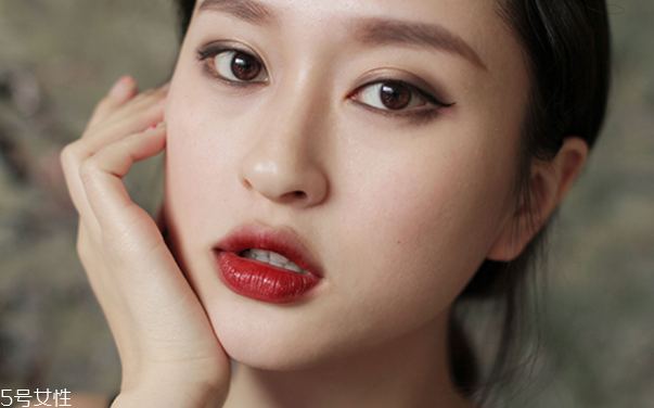 萬圣節(jié)妝容教程 創(chuàng)意彩妝吸血鬼妝容 萬圣節(jié)妝容教程 創(chuàng)意彩妝吸血鬼妝容