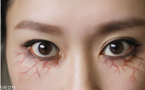 萬圣節(jié)妝容教程 創(chuàng)意彩妝吸血鬼妝容 萬圣節(jié)妝容教程 創(chuàng)意彩妝吸血鬼妝容