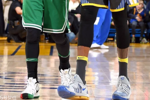 耐克kyrie 4歐文4黑人月真假對(duì)比 假貨相差很遠(yuǎn) 耐克kyrie 4歐文4黑人月真假對(duì)比 假貨相差很遠(yuǎn)