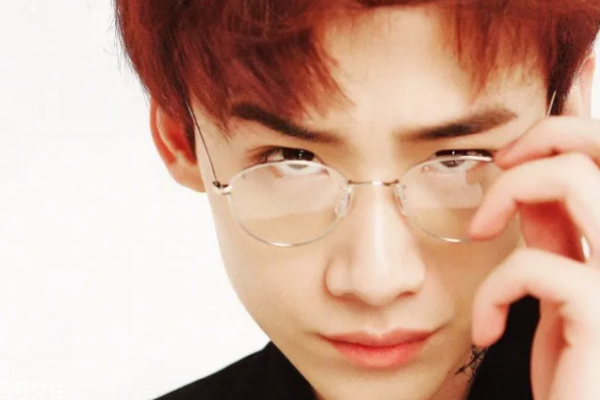 女生戴眼鏡怎么化妝 4技巧畫出精靈雙眼 女生戴眼鏡怎么化妝 4技巧畫出精靈雙眼