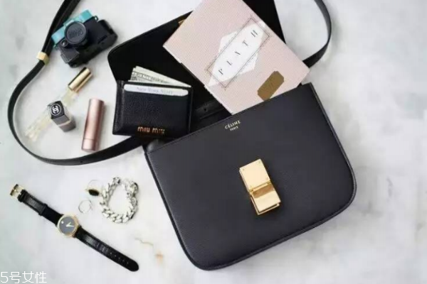 celine box怎么打開 簡單按扣設(shè)計 celine box怎么打開 簡單按扣設(shè)計