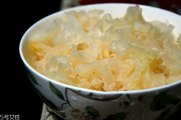 銀耳脆的好還是糯的好 挑韌不挑脆 銀耳脆的好還是糯的好 挑韌不挑脆