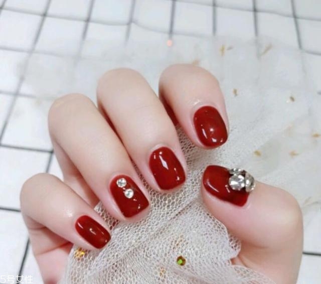 秋季車厘子紅美甲款式 讓指尖溫柔似水 秋季車厘子紅美甲款式 讓指尖溫柔似水