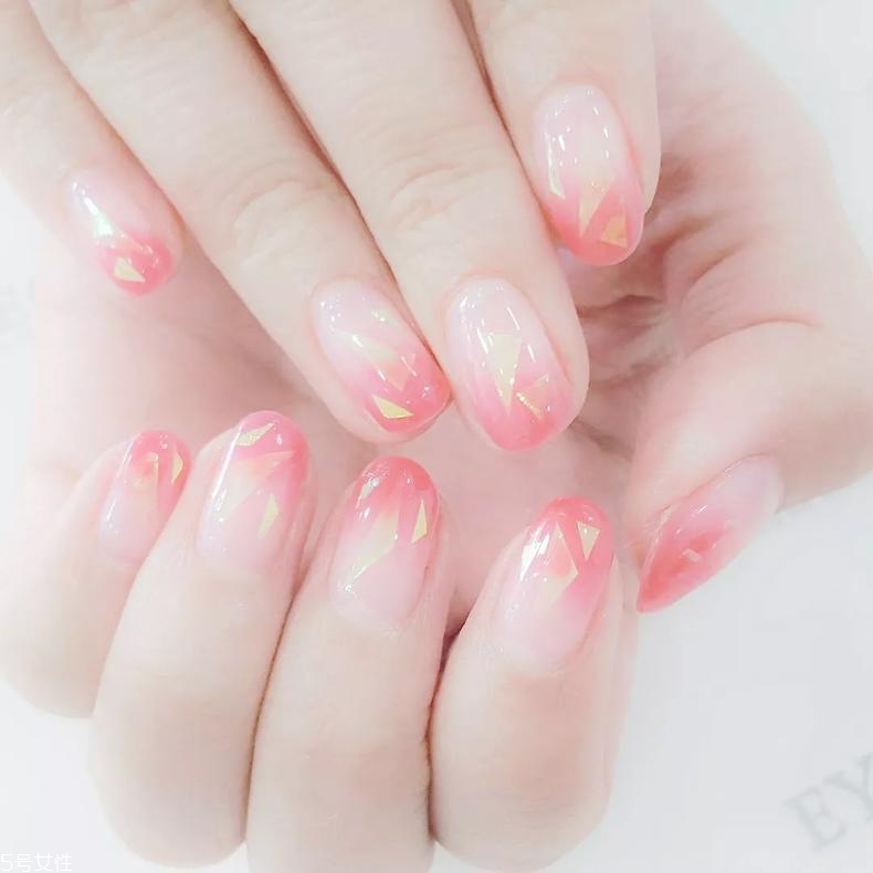 莫蘭迪色系指甲油有哪些 這幾個牌子顯白又耐看 莫蘭迪色系指甲油有哪些 這幾個牌子顯白又耐看