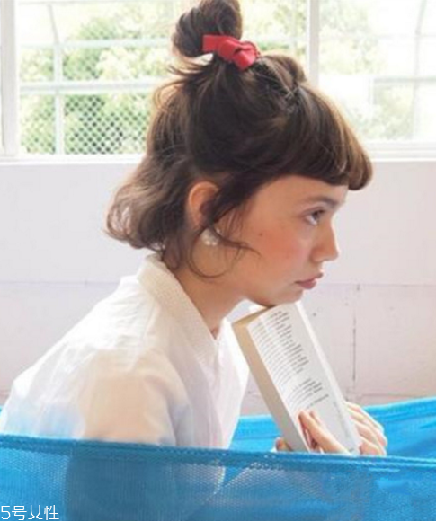 無劉海丸子頭怎么扎好看 半花瓣頭扎法圖解 無劉海丸子頭怎么扎好看 半花瓣頭扎法圖解