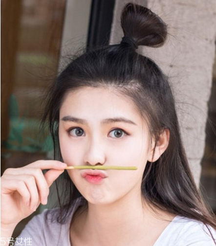 無劉海丸子頭怎么扎好看 半花瓣頭扎法圖解 無劉海丸子頭怎么扎好看 半花瓣頭扎法圖解