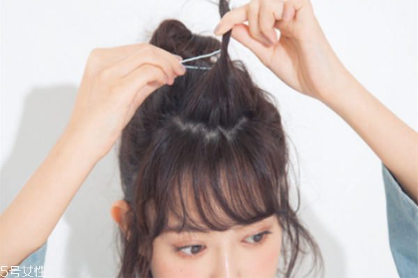 短發(fā)半丸子頭的扎法圖解 短發(fā)半丸子頭扎法教程 短發(fā)半丸子頭的扎法圖解 短發(fā)半丸子頭扎法教程