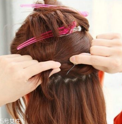 短發(fā)半丸子頭的扎法圖解 短發(fā)半丸子頭扎法教程 短發(fā)半丸子頭的扎法圖解 短發(fā)半丸子頭扎法教程