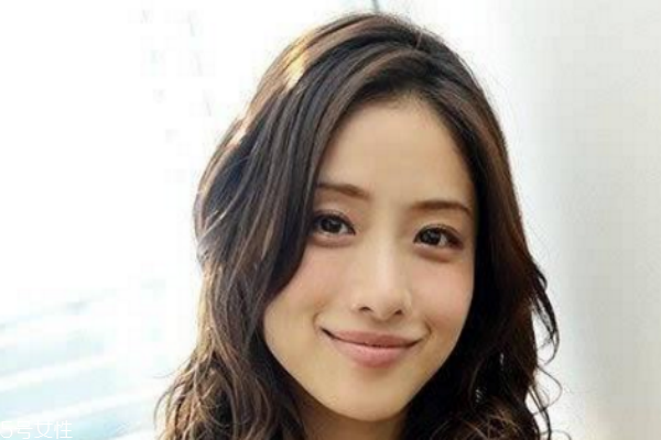 ol發(fā)型扎法教程 職業(yè)發(fā)型扎法步驟圖解 ol發(fā)型扎法教程 職業(yè)發(fā)型扎法步驟圖解