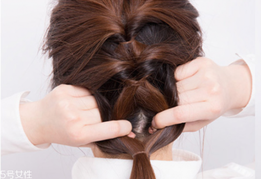 ol發(fā)型扎法教程 職業(yè)發(fā)型扎法步驟圖解 ol發(fā)型扎法教程 職業(yè)發(fā)型扎法步驟圖解