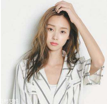 ol發(fā)型扎法教程 職業(yè)發(fā)型扎法步驟圖解 ol發(fā)型扎法教程 職業(yè)發(fā)型扎法步驟圖解