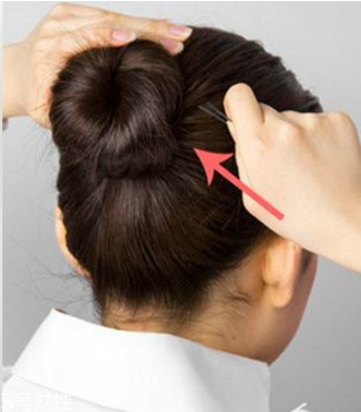 ol發(fā)型扎法教程 職業(yè)發(fā)型扎法步驟圖解 ol發(fā)型扎法教程 職業(yè)發(fā)型扎法步驟圖解