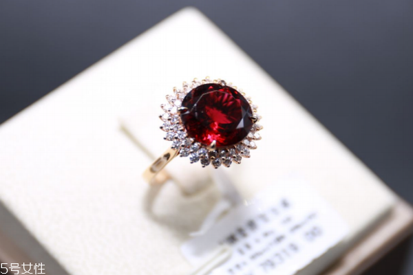 盧比來碧璽是什么意思 一種精美的飾品 盧比來碧璽是什么意思 一種精美的飾品