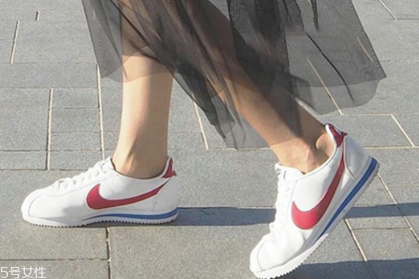 耐克阿甘鞋怎么清洗 不同材質(zhì)區(qū)別對待 耐克阿甘鞋怎么清洗 不同材質(zhì)區(qū)別對待