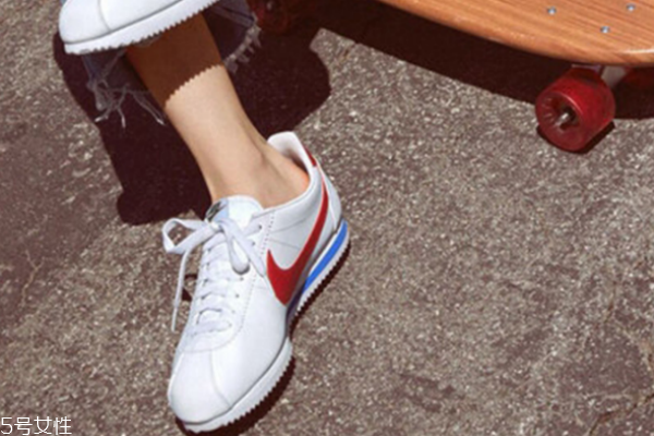 耐克阿甘鞋怎么清洗 不同材質(zhì)區(qū)別對待 耐克阿甘鞋怎么清洗 不同材質(zhì)區(qū)別對待