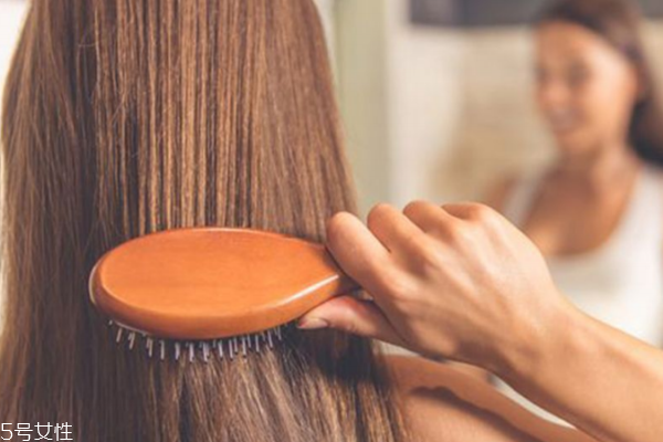 女生脫發(fā)嚴(yán)重怎么治 3個(gè)養(yǎng)護(hù)步驟遠(yuǎn)離少女禿 女生脫發(fā)嚴(yán)重怎么治 3個(gè)養(yǎng)護(hù)步驟遠(yuǎn)離少女禿