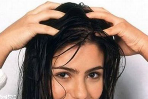 女生脫發(fā)嚴(yán)重怎么治 3個(gè)養(yǎng)護(hù)步驟遠(yuǎn)離少女禿 女生脫發(fā)嚴(yán)重怎么治 3個(gè)養(yǎng)護(hù)步驟遠(yuǎn)離少女禿