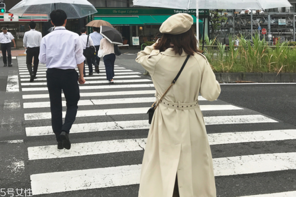 風(fēng)衣可以干洗嗎 認(rèn)準(zhǔn)正規(guī)干洗店 風(fēng)衣可以干洗嗎 認(rèn)準(zhǔn)正規(guī)干洗店