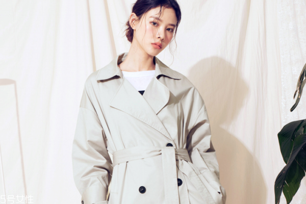 風(fēng)衣上面的油漬怎么洗 給你幾個小妙招 風(fēng)衣上面的油漬怎么洗 給你幾個小妙招