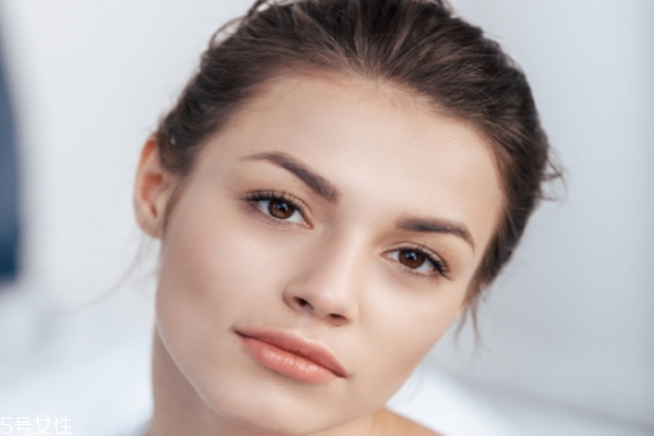 化妝水要放冰箱嗎 化妝水的四大功效 化妝水要放冰箱嗎 化妝水的四大功效