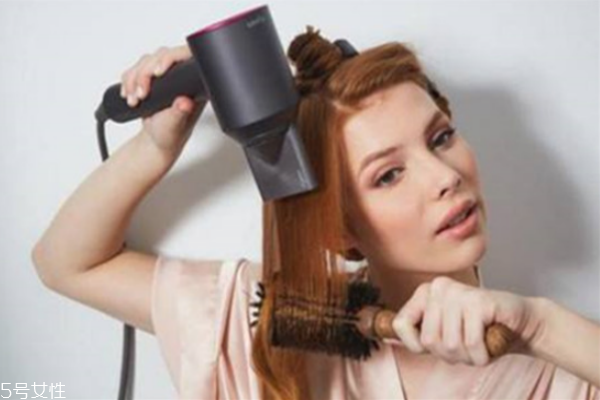 孕婦可以用吹風(fēng)機吹頭發(fā)嗎 孕婦盡量少使用 孕婦可以用吹風(fēng)機吹頭發(fā)嗎 孕婦盡量少使用