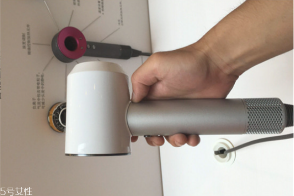 吹風(fēng)機(jī)冷風(fēng)有什么用 吹風(fēng)機(jī)冷風(fēng)的作用 吹風(fēng)機(jī)冷風(fēng)有什么用 吹風(fēng)機(jī)冷風(fēng)的作用