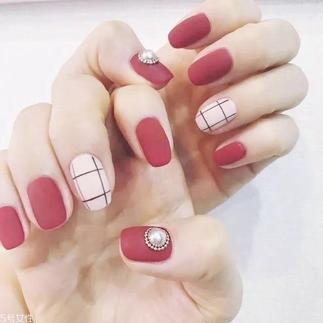 秋冬格紋美甲圖片2018 這幾款給你溫暖感受 秋冬格紋美甲圖片2018 這幾款給你溫暖感受