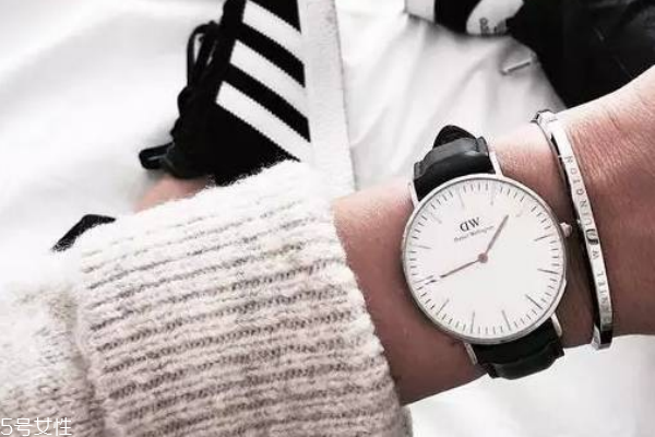 dw手鐲真假辨別 細(xì)節(jié)要看清 dw手鐲真假辨別 細(xì)節(jié)要看清