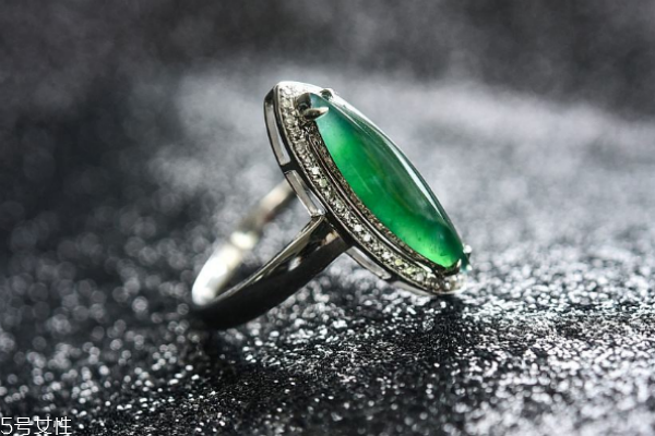 翡翠戒指一般多少錢 翡翠品質(zhì)影響很大 翡翠戒指一般多少錢 翡翠品質(zhì)影響很大